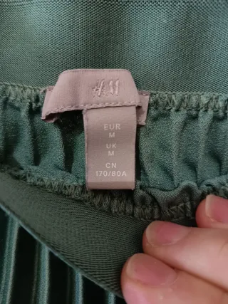 Saia H&M plissada verde tamanho S