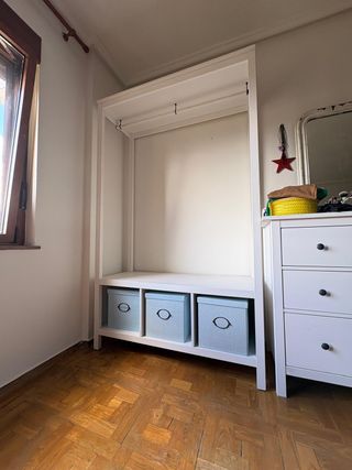 Armario abierto IKEA con cajas