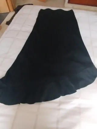 Falda larga negra con volantes