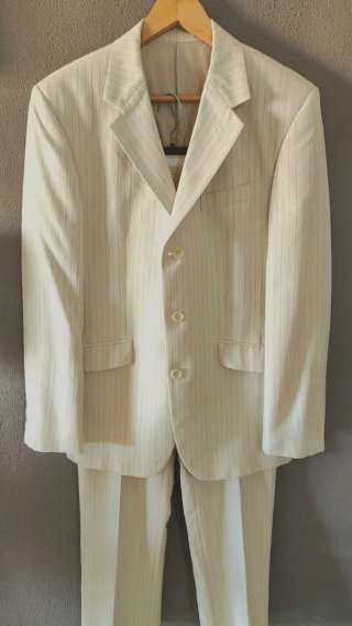 Traje chaqueta y pantalón en color beige, Talla 40