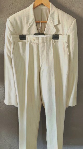 Traje chaqueta y pantalón en color beige, Talla 40