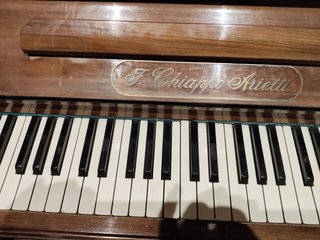 Piano antiguo de madera precio a convenir