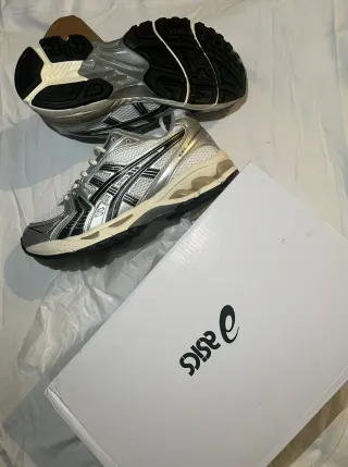 Asics Gel-Kayano 14 Talla 41.5 Plata