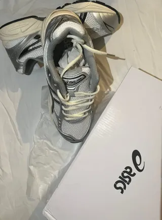 Asics Gel-Kayano 14 Talla 41.5 Plata