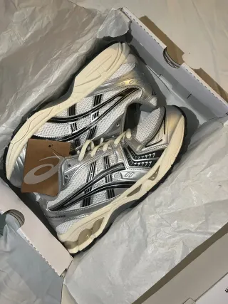 Asics Gel-Kayano 14 Talla 41.5 Plata