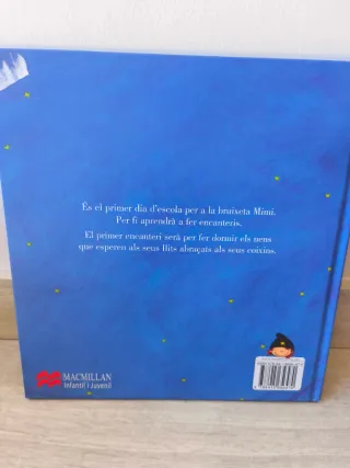 La bruixeta Mimi aprèn un encanteri per fer...