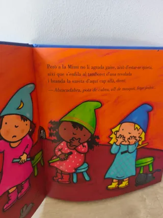 La bruixeta Mimi aprèn un encanteri per fer...