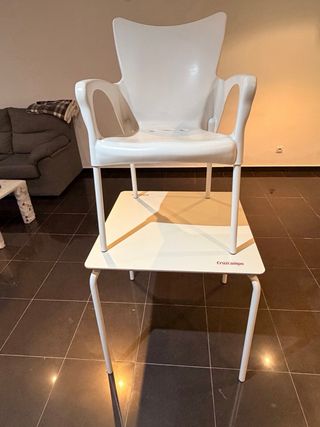 Mesa cuadrada blanca con 4 sillas