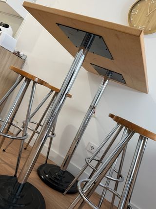 Mesa alta con 4 taburetes