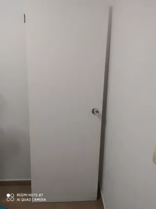 Puerta blanca con pomo plateado