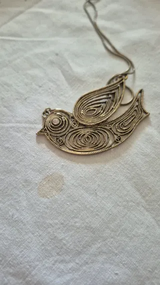 Collar de pájaro dorado y plateado