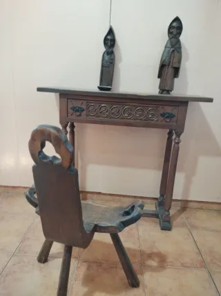 Silla paritoria y mesita de madera