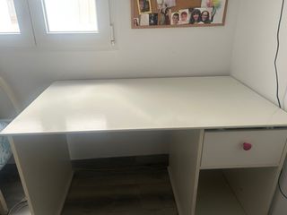 Escritorio blanco con cajón