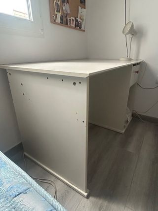 Escritorio blanco con cajón
