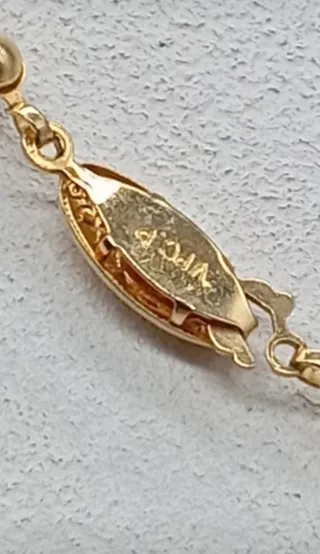 Collar de perlas grises y blancas .