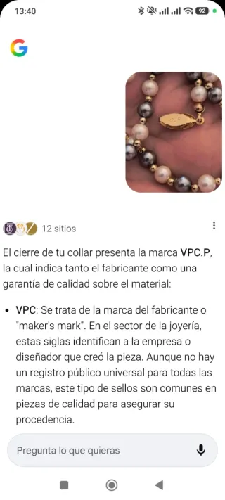 Collar de perlas grises y blancas .