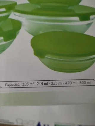 Contenitori in vetro con coperchi rossi