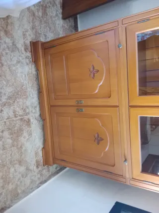 Vitrina de madera con puertas de cristal