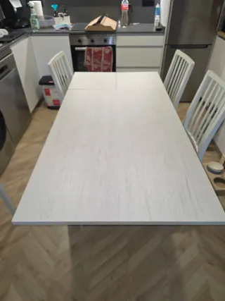 Mesa de comedor y 4 sillas
