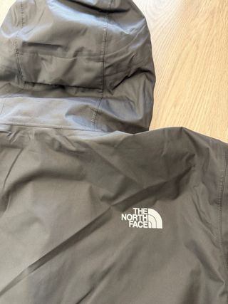 Chaqueta impermeable The North Face negra