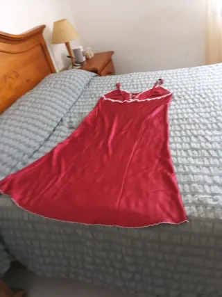 Camisón fucsia con puntillas