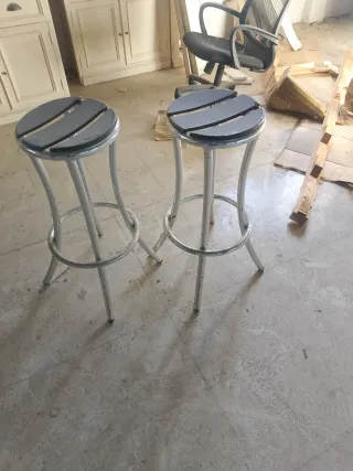 2 Sgabelli alti in metallo e legno