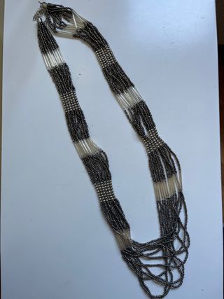 Collar plateado con cuentas