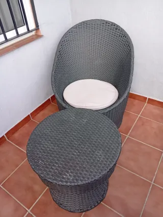 Conjunto ratán: sillón y mesa