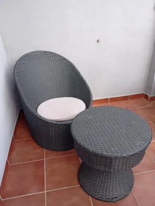 Conjunto ratán: sillón y mesa