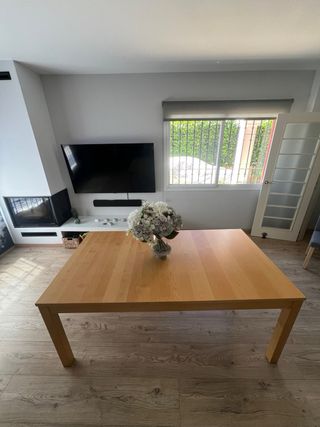 Mesa de comedor de madera