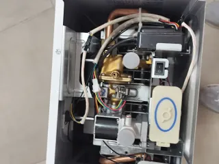 Calentador de gas Ariston blanco