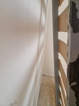 Somier metálico con láminas de madera.