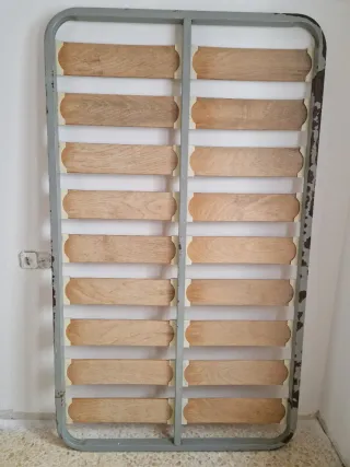Somier metálico con láminas de madera.