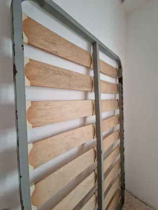 Somier metálico con láminas de madera.