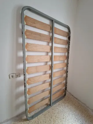 Somier metálico con láminas de madera.