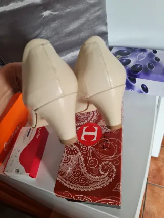 Zapatos para Flamenca Beige con tacón bajo.