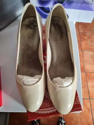 Zapatos para Flamenca Beige con tacón bajo.