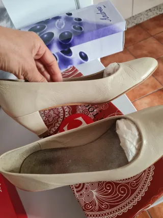 Zapatos para Flamenca Beige con tacón bajo.