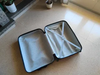 Maleta de viaje rígida roja con ruedas