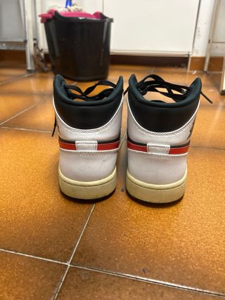 Nike Air Jordan 1 Mid Negro/Rojo Chile