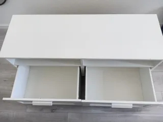 Mueble TV blanco con dos cajones de cristal.