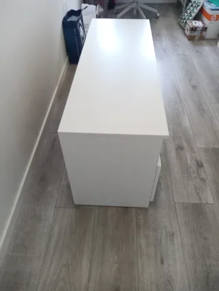 Mueble TV blanco con dos cajones de cristal.