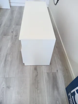 Mueble TV blanco con dos cajones de cristal.