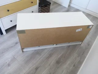 Mueble TV blanco con dos cajones de cristal.