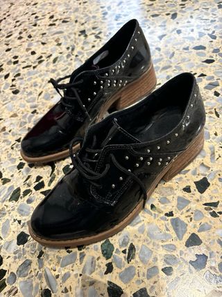 Zapatos charol negros con tachuelas