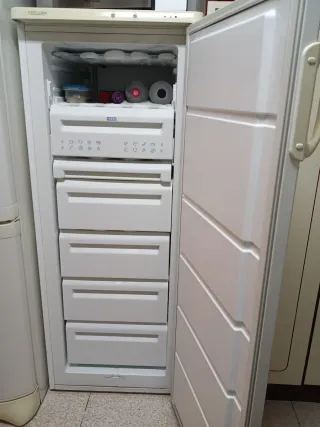 Congelatore verticale bianco