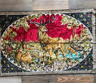 Tapiz antiguo de ciervos y paisaje