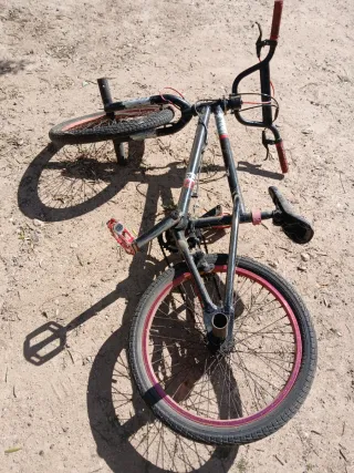Bicicleta BMX negra con detalles rojos