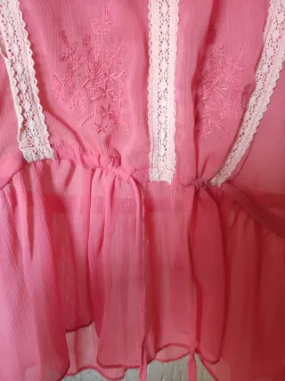 Blusa rosa com renda