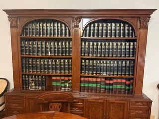 Librería de madera con puertas